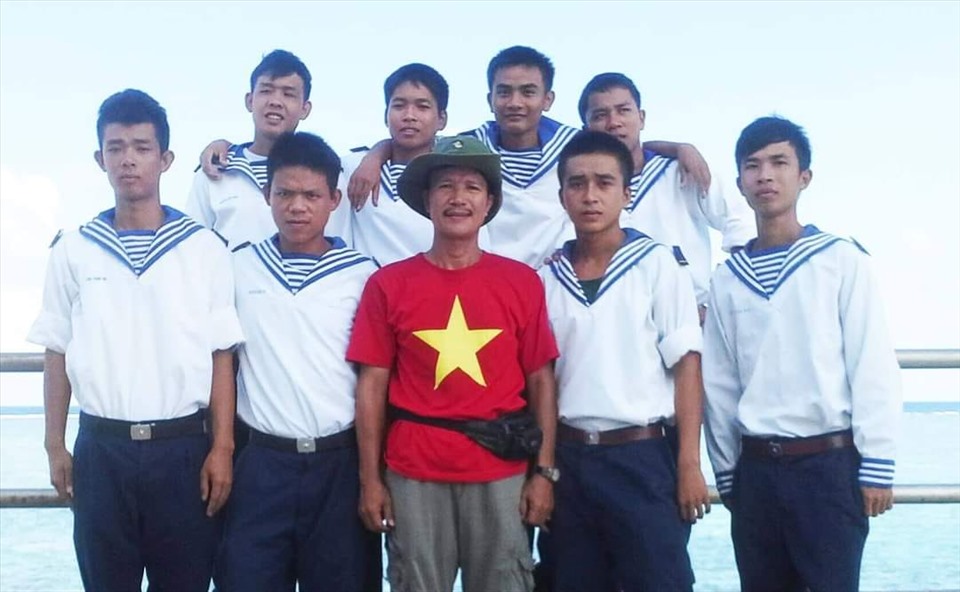 Họa sĩ Hồ Minh Quân và các chiến sĩ trong chuyến đi năm 2013. Ảnh: NVCC