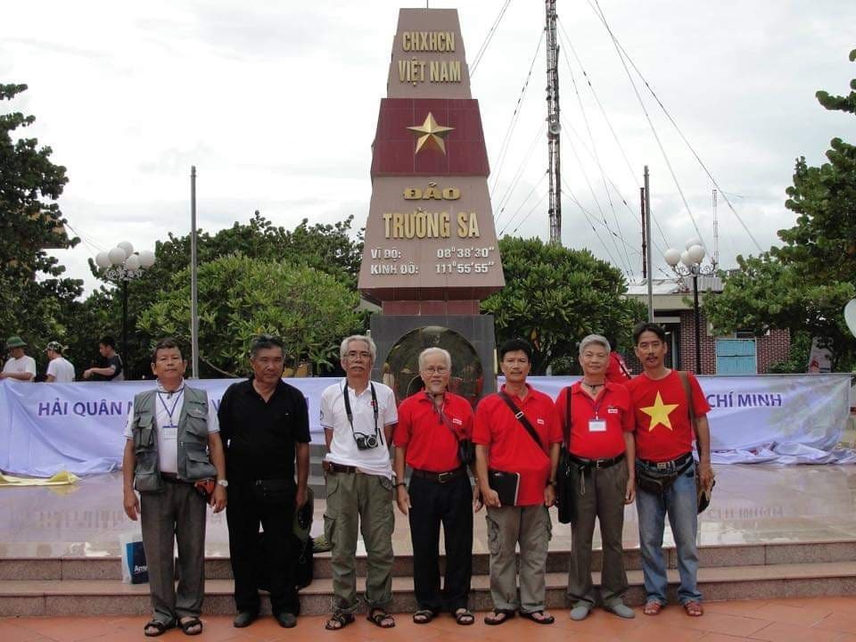 7 họa sĩ - hội viên Hội Mỹ thuật Việt Nam trong chuyến đi Trường Sa năm 2013. Ảnh: NVCC