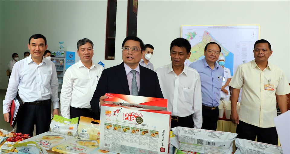 Thủ tướng Chính phủ Phạm Minh Chính tham quan các gian hàng trưng bày tại Hội nghị Xúc tiến Đầu tư tỉnh Sóc Trăng.