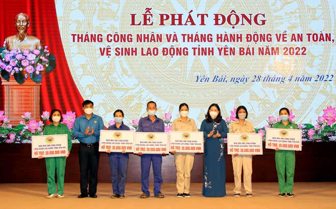 Phó Chủ tịch UBND tỉnh Vũ Thị Hiền Hạnh và Lãnh đạo Liên đoàn Lao động tỉnh trao hỗ trợ  6 nhà mái ấm công đoàn cho đoàn viên, người lao động.