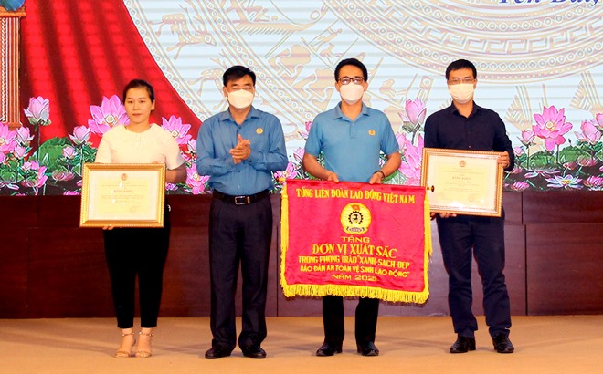 Lãnh đạo Liên đoàn Lao động tỉnh Yên Bái trao cờ thi đua và bằng khen của Tổng Liên đoàn Lao động Việt Nam cho các tập thể và cá nhân.