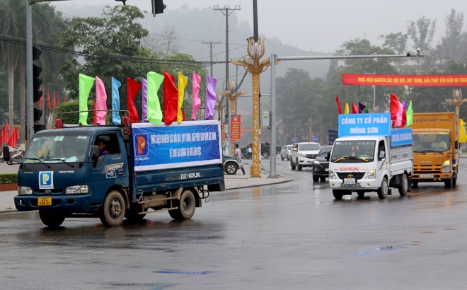 Diễu hành tuyên truyền Tháng công nhân và Tháng hành động về an toàn, vệ sinh lao động tỉnh Yên Bái năm 2022 tại các tuyến đường trên địa bàn thành phố.