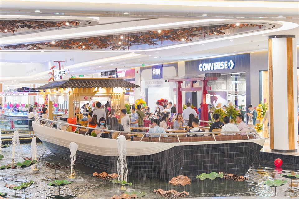 Vincom Mega Mall Smart City thu hút đông đảo khách hàng mua sắm, vui chơi và trải nghiệm ngay trong sáng khai trương.