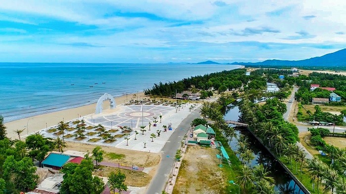 Bãi biển Xuân Thành nổi tiếng với bãi cát trắng trải dài 6km. Ảnh: ST