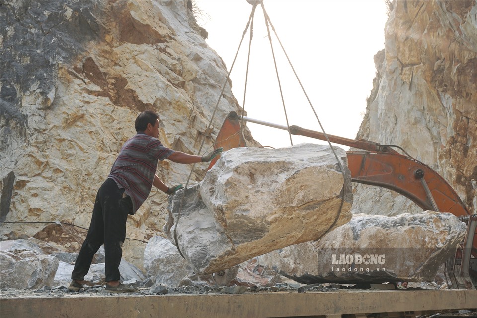 Tại các mỏ đá ở xã Hà Tân, huyện Hà Trung (Thanh Hóa) đang tồn tại rất nhiều bất cập, thậm chí lơ là trong vấn đề đảm bảo vệ sinh, an toàn lao động.