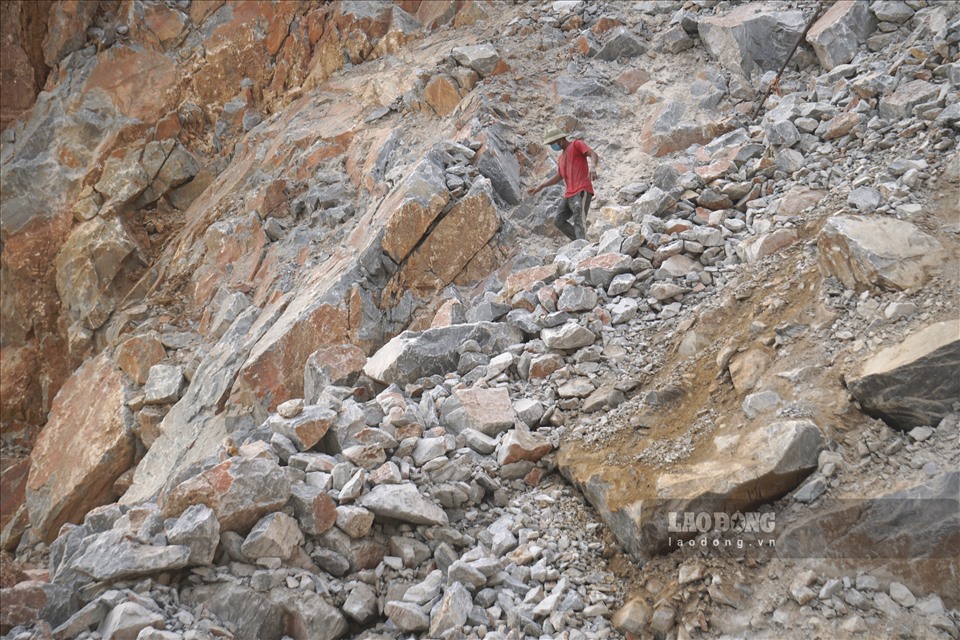 Công nhân khoan đá và di chuyển trên vách núi dựng đứng vô cùng nguy hiểm, mà không có đồ bảo hộ.