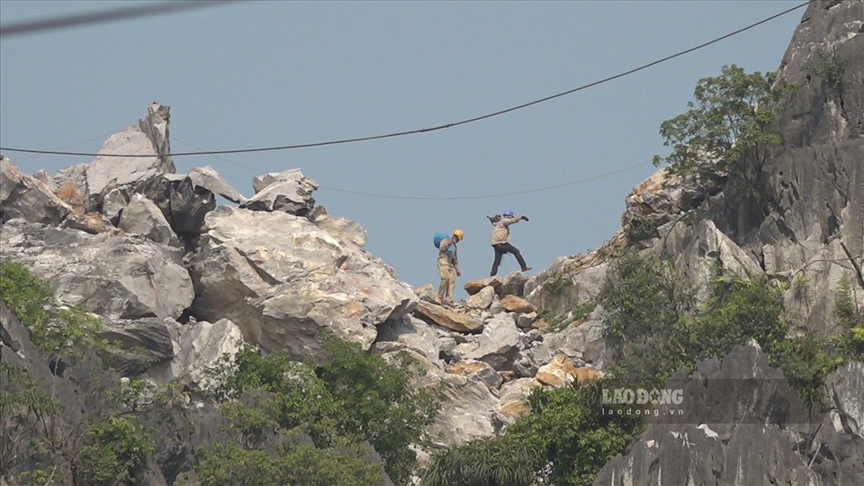Công nhân đi lại trên đỉnh núi đá ở xã Hà Tân mà không có dây bảo hộ.