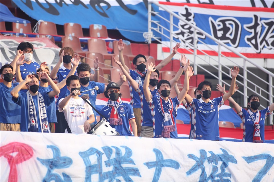 Không khí cổ vũ sôi động của cổ động viên đội khách Yokohama F. Marinos.