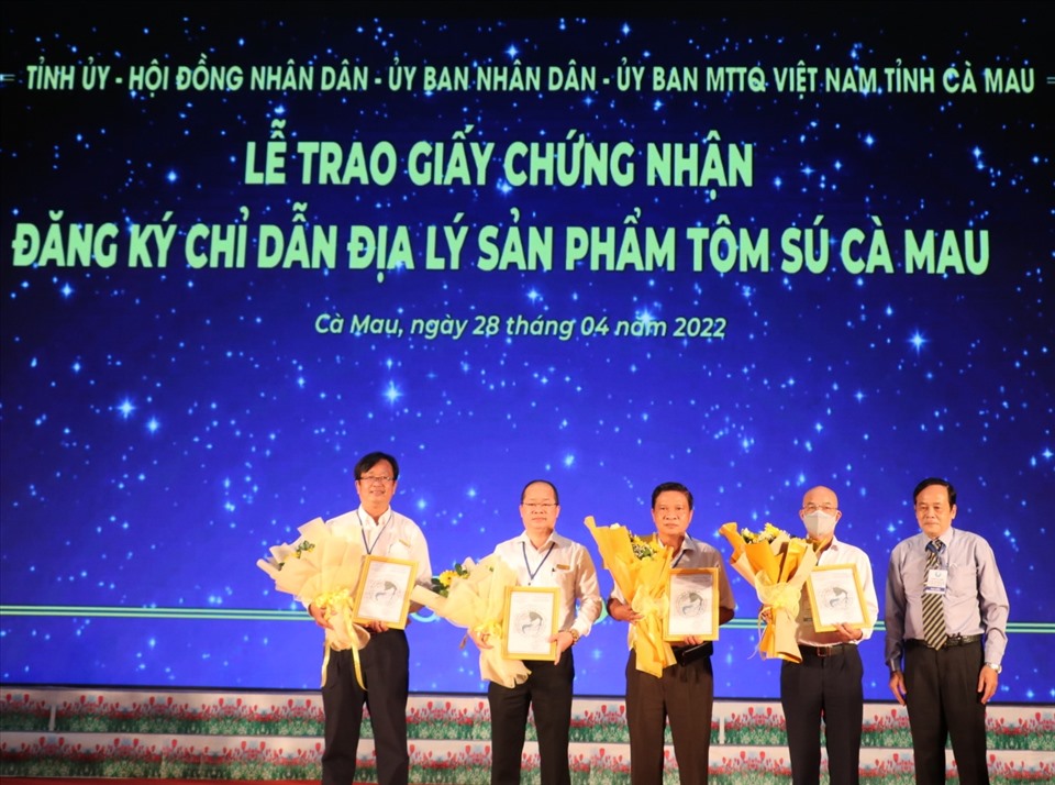 Ba doanh nghiệp nuôi trồng, chế biến tôm xuất khẩu tại tỉnh Cà Mau cũng được trao giấy chứng nhận chỉ dẫn địa lý Tôm sú Cà Mau. Ảnh: Nhật Hồ