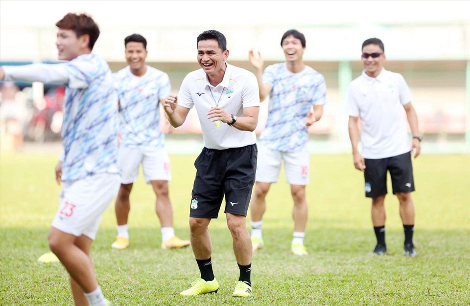 Không khí vui vẻ của Hoàng Anh Gia Lai ở buổi tập trước trận đấu. Ảnh: Hữu Tuấn