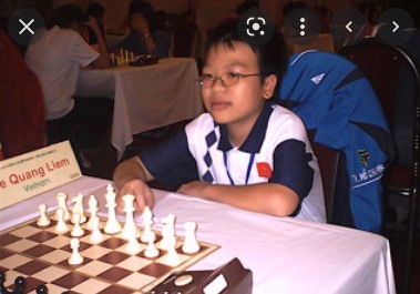 Lê Quang Liêm, sinh năm 1991, bắt đầu nổi lên khi vô địch giải cờ vua trẻ Châu Á năm 2003. Một năm sau đó, anh vô địch U14 thế giới, khi giải đấu được tổ chức tại Pháp. Hai năm sau đó, Lê Quang Liêm được Liên đoàn cờ vua quốc tế (FIDE) phong làm đại kiện tướng. Ảnh: