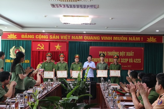 Đồng chí Lê Thành Đô - Chủ tịch UBND tỉnh tặng Bằng khen cho các tập thể cá nhân có thành tích xuất sắc trong đấu tranh chuyên án. Ảnh: CACC