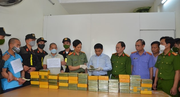 Bí thư Tỉnh uỷ Điện Biên Nguyễn Văn Thắng (áo trắng - đứng giữa) kiểm tra số tang vật và động viên chúc mừng Ban chuyên án. Ảnh: CACC
