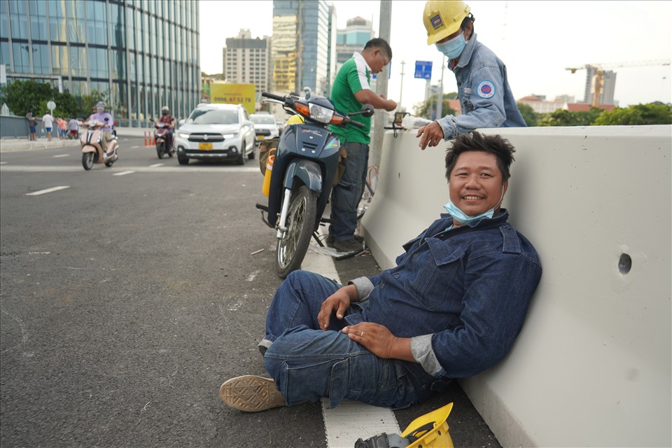 Một công nhân điện lực vui mừng sau khi hoàn thành nhiệm vụ trên cây cầu mới.