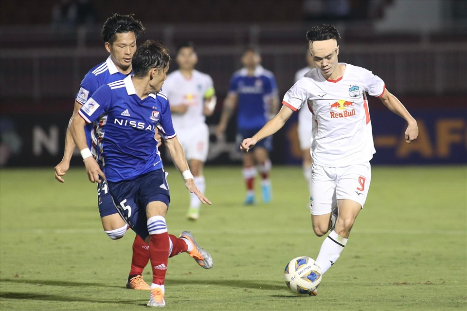 Văn Toàn bị chấn thương trận Hoàng Anh Gia Lai thua Yokohama 0-2. Ảnh: Thanh Vũ