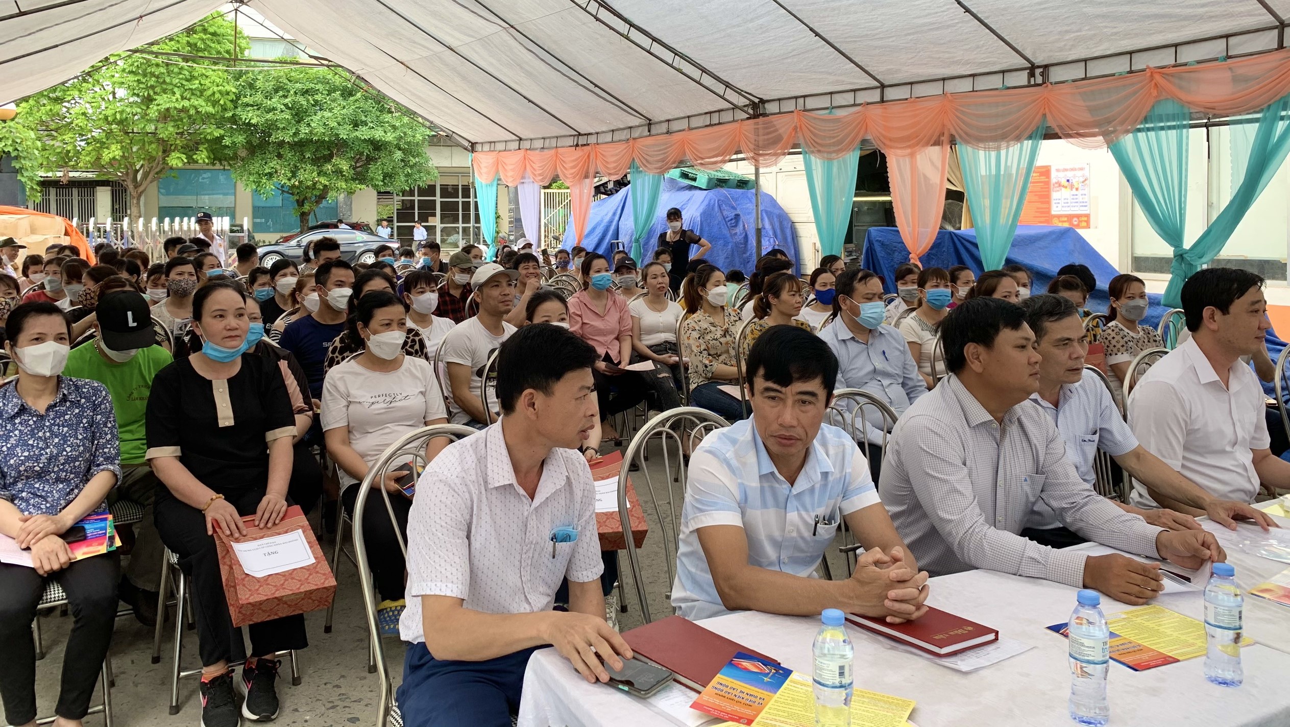 Quang cảnh buổi tuyên truyền Luật Lao động và Luật BHXH cho 200 công nhân Công ty TNHH Thương mại xuất nhập khẩu Hòa Phong (An Dương, Hải Phòng)