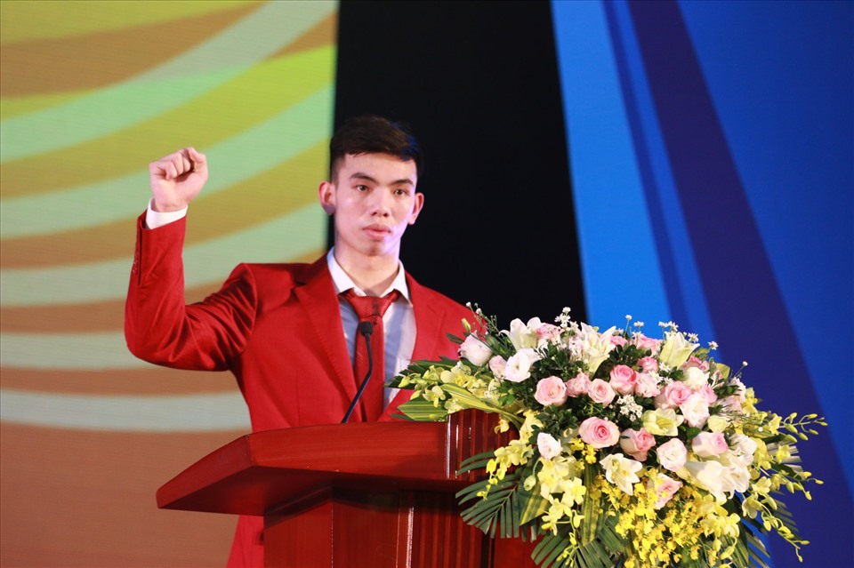 Kình ngư Nguyễn Huy Hoàng thay mặt các vận động viên dự SEA Games phát biểu tại Lễ xuất quân của đoàn thể thao Việt Nam. Ảnh: Minh Đức
