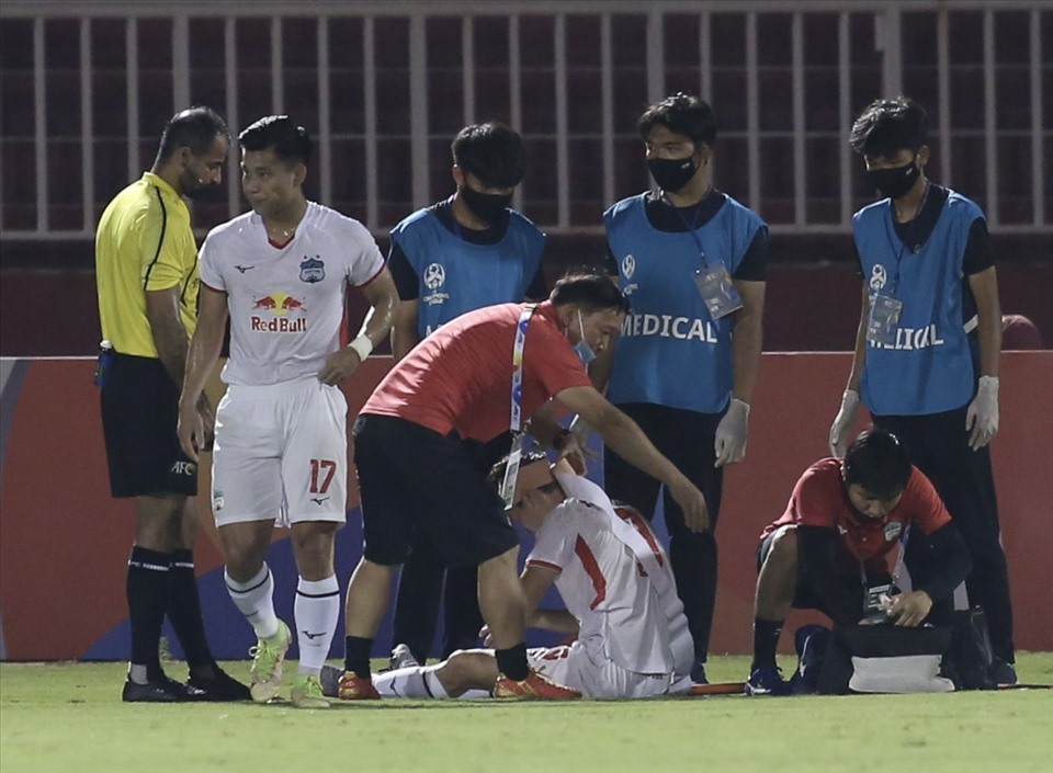 Phút 23, Văn Toàn gặp chấn thương sau pha va chạm với thủ môn của Yokohama F. Marinos khiến đầu anh chảy máu. Tiền đạo của Hoàng Anh Gia Lai đang được các bác sĩ băng bó để Văn Toàn có thể tiếp tục thi đấu.