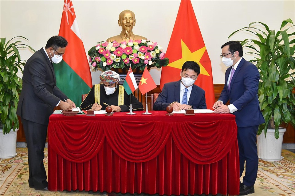 Thứ trưởng Ngoại giao Phạm Quang Hiệu và Đại sứ Oman tại Hà Nội, Ngài Saleh Mohamed Ahmed Al Sagri ký hiệp định. Ảnh: BNG