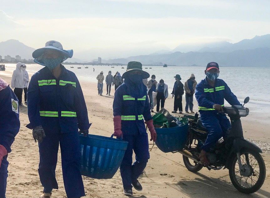 Công nhân vệ sinh Môi trường Sông biển tham gia hưởng ứng chiến dịch và phân loại rác thải. Ảnh: Cao Tú