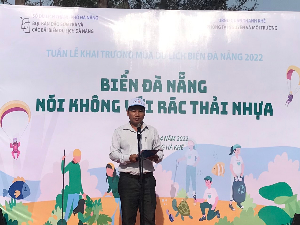 Ông Trần Đại Nghĩa, Phó trưởng Ban quản lý bán đảo Sơn Trà và các bãi biển du lịch Đà Nẵng phát biểu khai mạc chương trìnḥ. Ảnh: Cao Tú