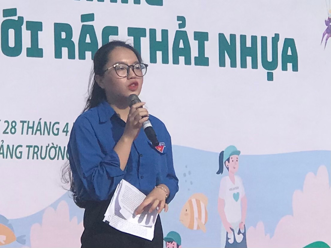 Chị Nguyễn Thị Trà My, thành viên Liên chi Đoàn khoa Kế toán, Trường Đại học Kinh tế - Đại học Đà Nẵng phát biểu tại chương trình. Ảnh: Cao Tú