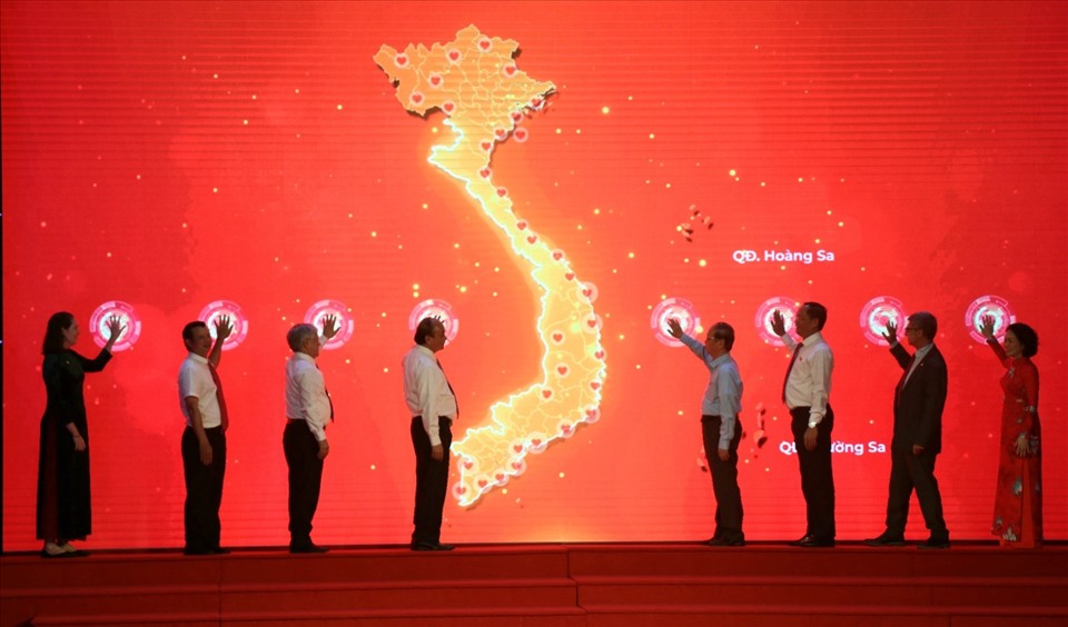 Chủ tịch nước Nguyễn Xuân Phúc cùng các đại biểu phát động Tháng Nhân đạo năm 2022.