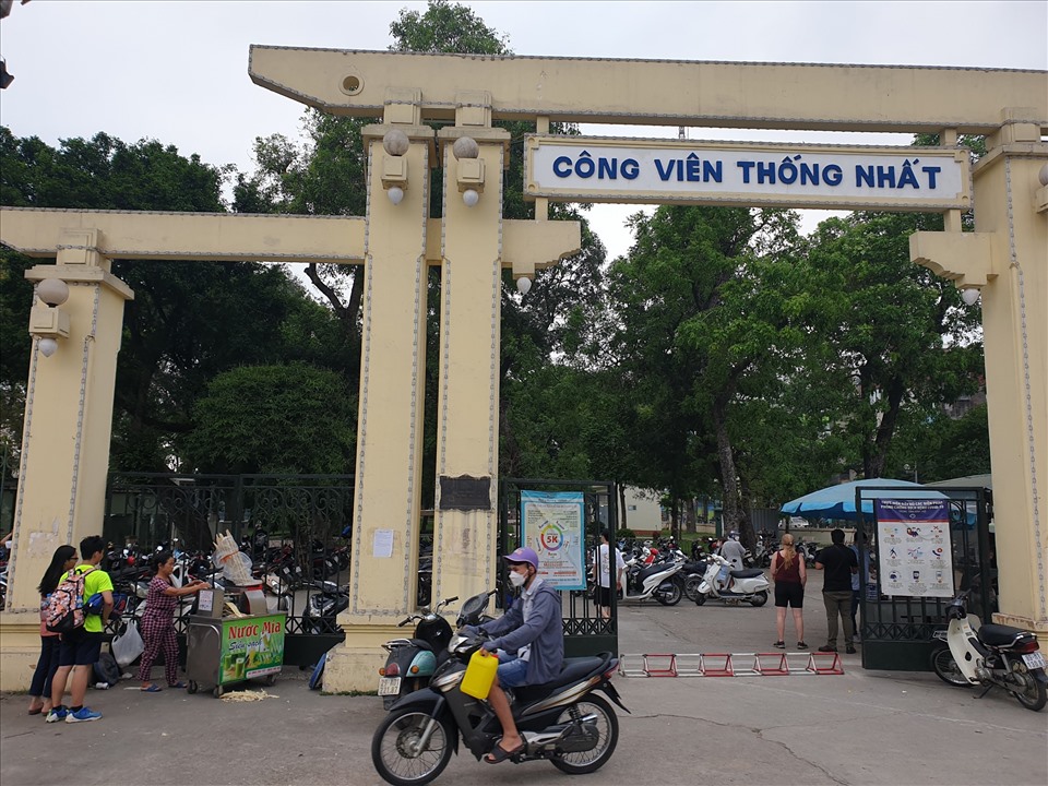 Cổng Công viên Thống Nhất mặt đường Đại Cồ Việt.