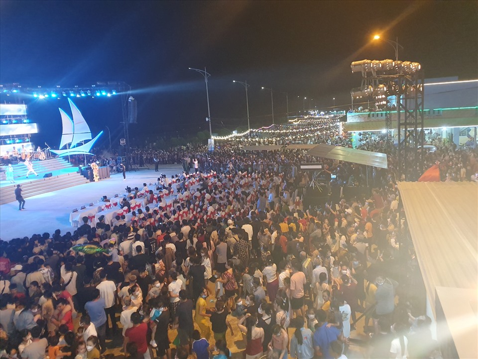 Rất đông người dân và du khách đến tham dự Festival Thuận An biển gọi. Ảnh: C. Long.