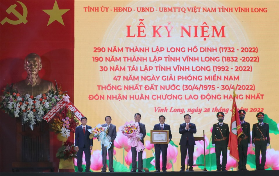 Chủ tịch Quốc hội Vương Đình Huệ trao Huân chương Lao động hạng Nhất cho Đảng bộ, chính quyền và nhân dân tỉnh Vĩnh Long.