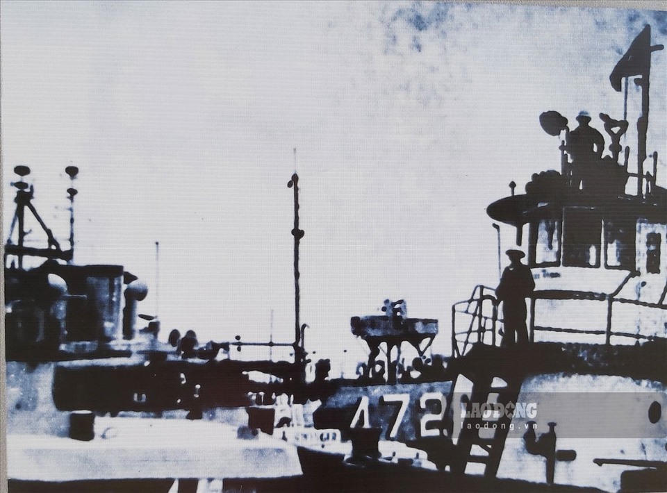 Các chiến sĩ Hải quân làm chủ tàu thuyền của địch tại cảng Sài Gòn. Ảnh chụp lại tranh tư liệu: Huyên Nguyễn