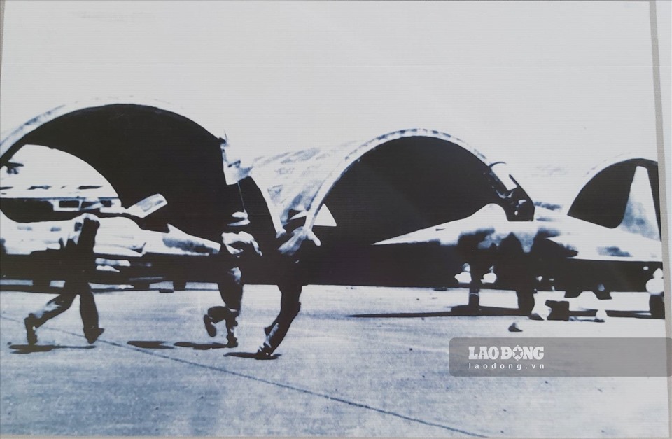 Sư đoàn 10, Quân đoàn 3 đánh chiếm Sân bay Tân Sơn Nhất vào ngày 30.4.1975. Ảnh chụp lại tranh tư liệu: Huyên Nguyễn