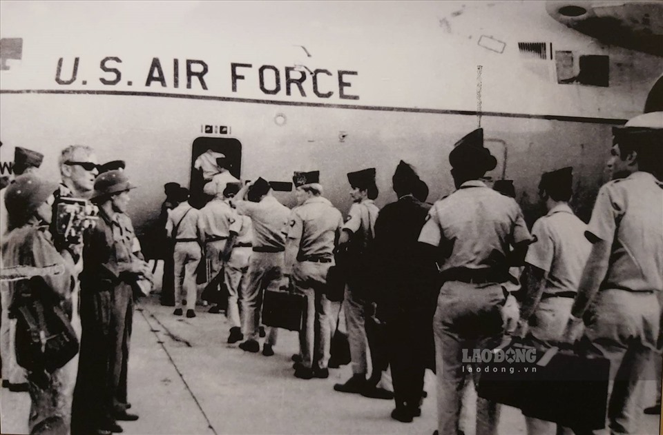 Quân viễn chinh Mỹ rút khỏi Việt Nam tại Sân bay Tân Sơn Nhất. Ảnh chụp lại tranh tư liệu: Huyên Nguyễn