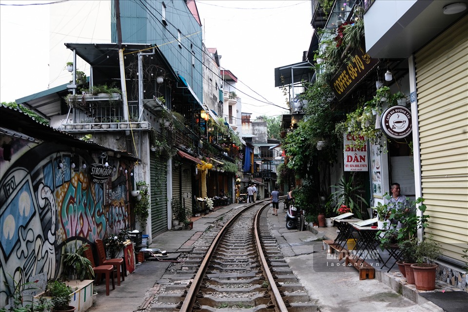 Phố đường tàu Phùng Hưng là đoạn đường sắt dài khoảng 2km từ phố Phùng Hưng đến đường Lê Duẩn, đi qua Trần Phú và Cửa Đông. Đây là từng là một trong những địa điểm thu hút rất nhiều khách thăm quan trong và ngoài nước vì không gian đường tàu độc đáo mà ít nơi nào có.