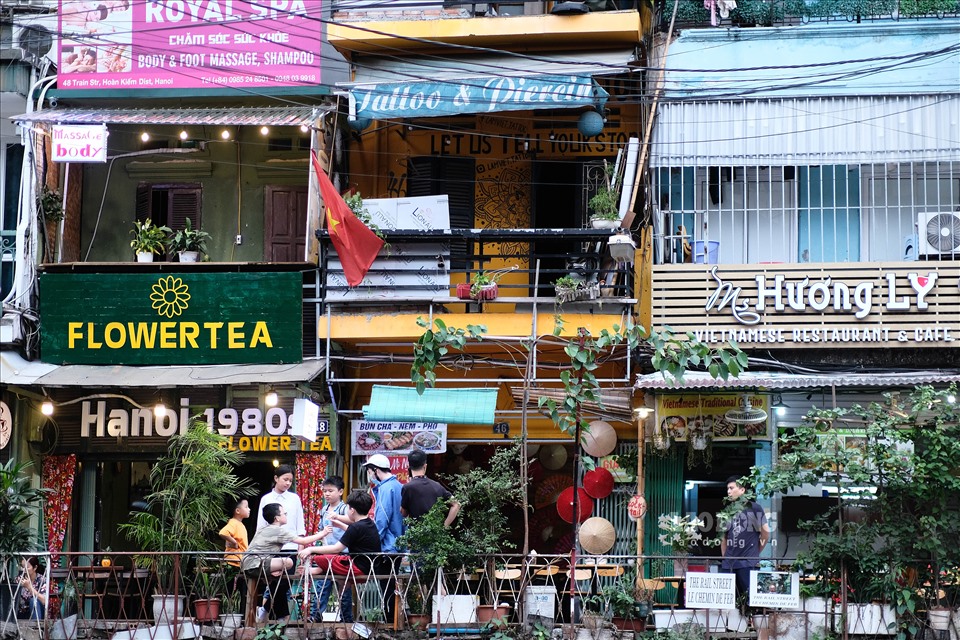 Thế nhưng từ tháng 10.2019, các quán café tại đây đã phải đóng cửa để đảm bảo an toàn hành lang đường sắt vì có nhiều trường hợp kê bàn ghế ngay sát đường ray, thậm chí đặt ghế ngay trên đường ray để phục vụ kinh doanh.