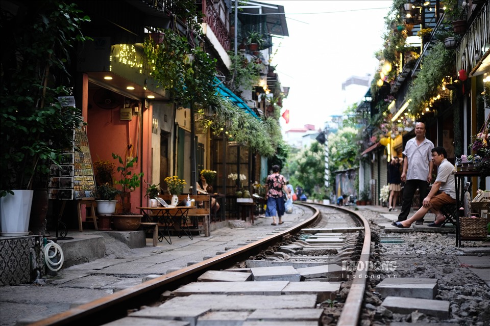 Những người bán hàng kinh doanh cũng không còn xếp ghế bàn trên đường ray mà chỉ giới hạn phạm vi trong nhà.