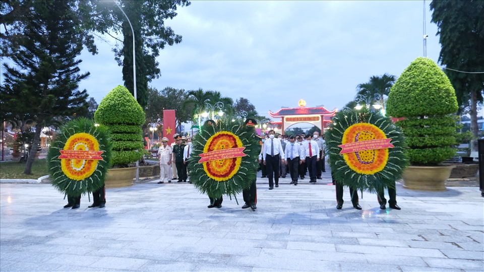 Sau 1 phút mặt niệm, các đại biểu thành phố Cần Thơ thực hiện nghi thức dâng hương, dâng hoa tưởng niệm, cầu nguyện cho những người lính đã hi sinh bảo vệ tổ quốc.