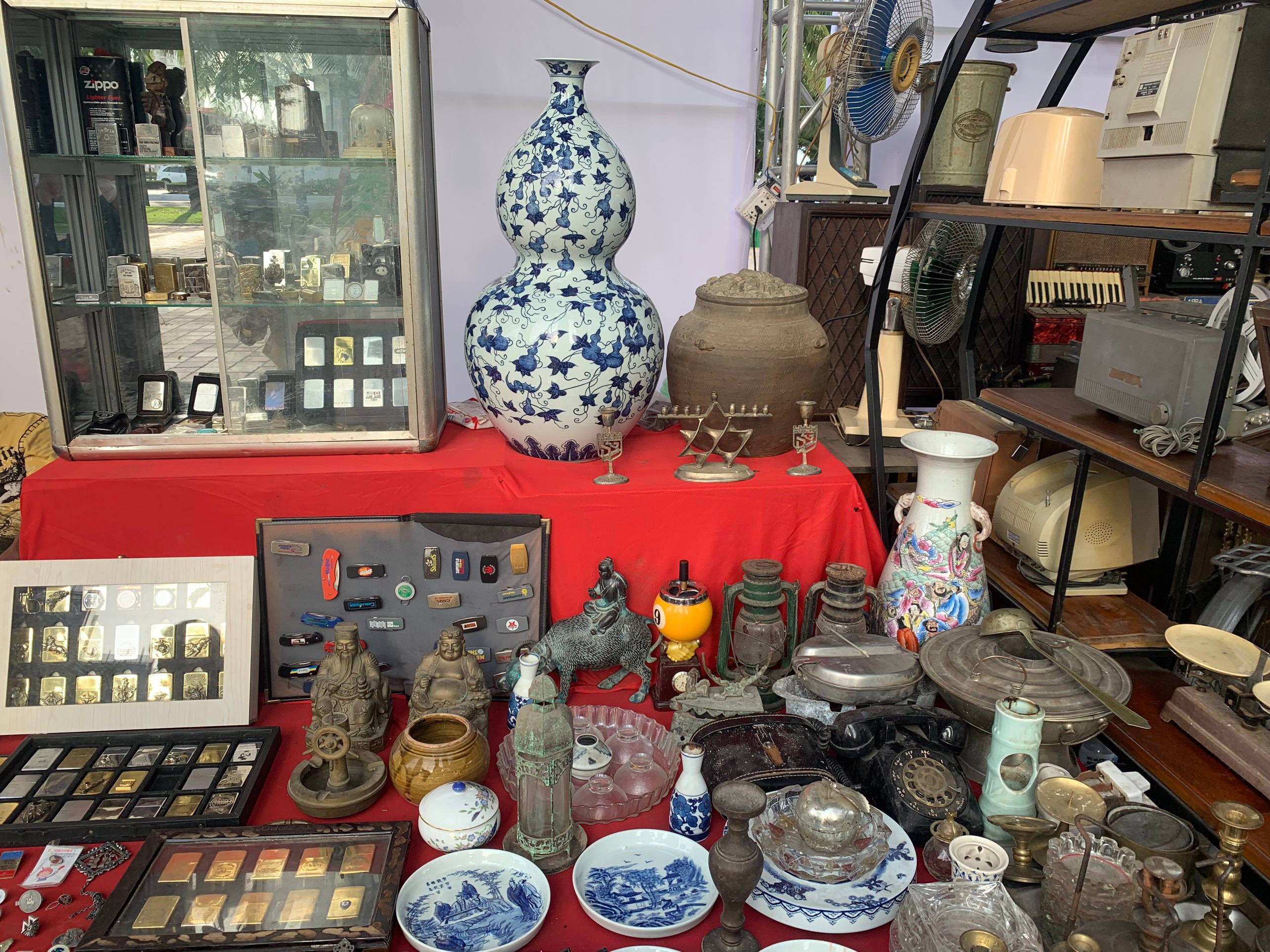 Gốm sứ Giang Tây thời bao cấp giai đoạn 1979-1980, tưởng chừng như đã biến mất theo thời gian nay lại được xuất hiện tại chợ phiên.