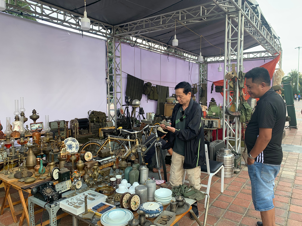 Chợ phiên đồ cổ Đà thành còn là sân chơi cho những tín đồ yêu thích sưu tầm những đồ vật xưa cũ.