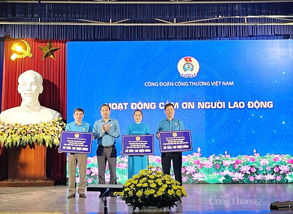 Ông Trần Quang Huy - Chủ tịch Công đoàn Công Thương Việt Nam (thứ 2 từ trái sang) trao hỗ trợ cho đại diện người lao động. Ảnh: CĐCT