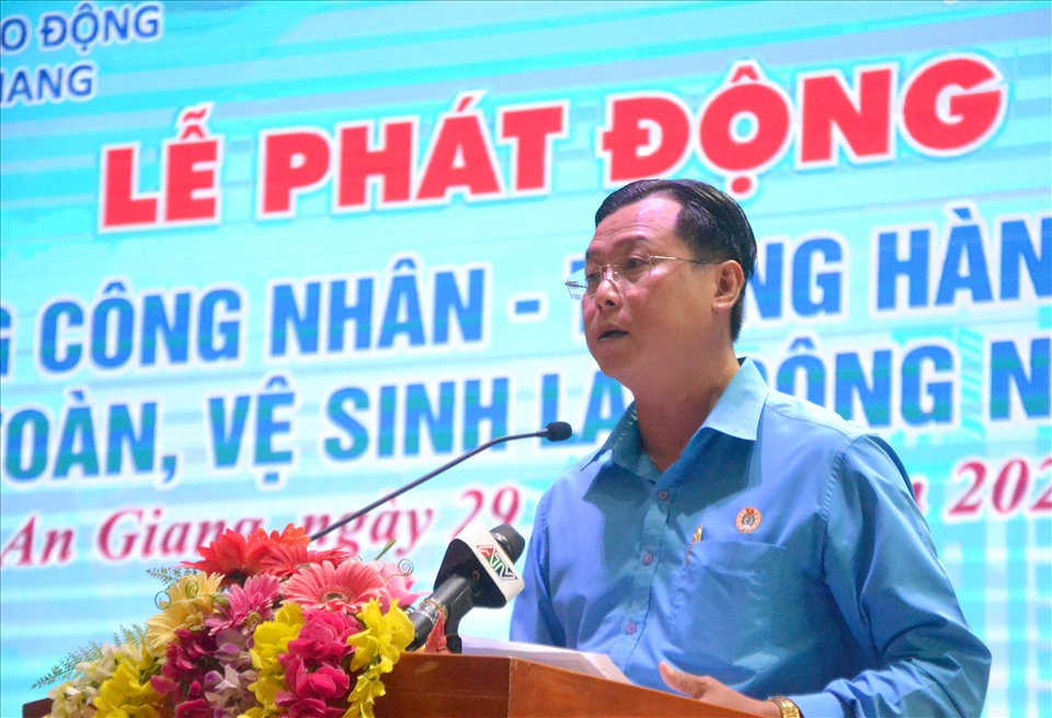 Ông Nguyễn Nhật Tiến, Phó Chủ tịch LĐLĐ tỉnh An Giang, Trưởng ban Tổ chức lễ phát động Tháng Công nhân năm 2022 phát biểu tại buổi lễ. Ảnh: LT