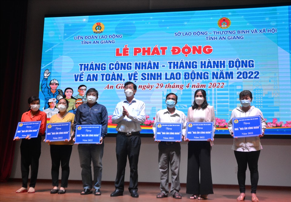 Phó Chủ tịch UBND tỉnh An Giang Lê Văn Phước trao 6 Mái ấm Công đoàn cho đoàn viên khó khăn nhà ở. Ảnh: LT