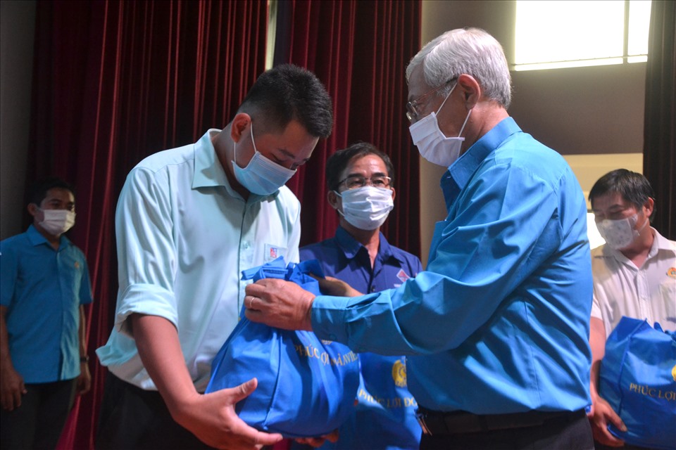 Chủ tịch LĐLĐ tỉnh An Giang Nguyễn Thiện Phú trao quà cho đoàn viên, người lao động có hoàn cảnh khó khăn. Ảnh: LT