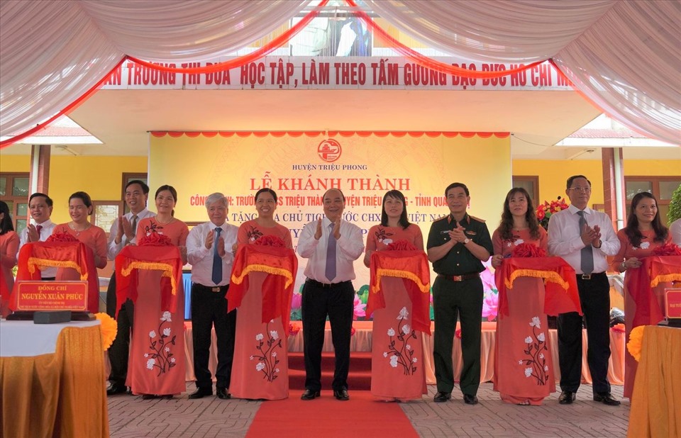 Kễ khánh thành công trình Trường THCS Triệu Thành là quà của Chủ tịch nước Nguyễn Xuân Phúc. Ảnh: Hưng Thơ.
