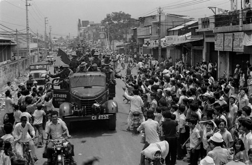 Nhân dân Sài Gòn đón chào quân Giải phóng tiến vào giải phóng thành phố, ngày 30.4.1975. Ảnh: Hứa Kiểm - TTXVN
