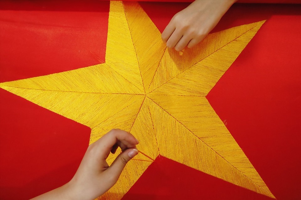 Một lá cờ đang được thêu tỉ mỉ tại làng làm cờ Từ Vân (Thường Tín, Hà Nội) . Ảnh: Nguyễn Thúy