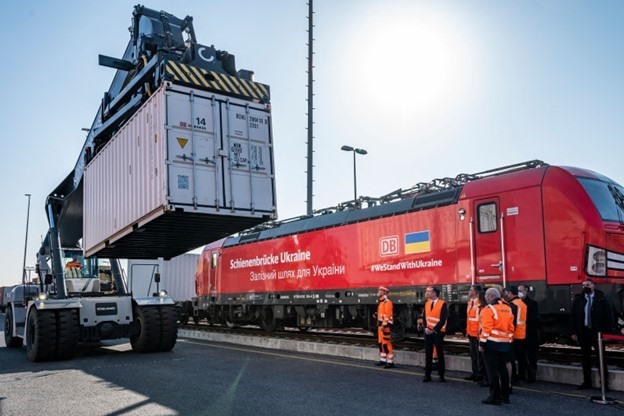 Containers are loaded onto a special train carrying aid to Ukraine from Berlin on March 24.  Photo: AFP