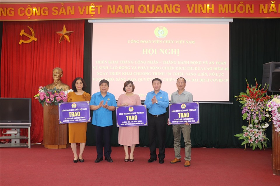 Công đoàn Viên chức Việt Nam trao quà cho người lao động khó khăn. Ảnh: Nguyễn Thiện.