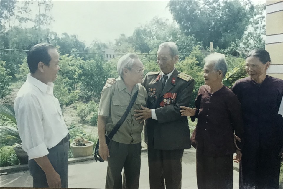 Từ trái qua: Anh Trần Hoàng Triệu, nhà văn Nguyễn Quang Sáng, đại tá Trần Ngọc Giao và bà Huỳnh Thị Cúc (kế bên) tại nhà ông Giao ở Đức Phổ. Ảnh: TRẦN ĐĂNG