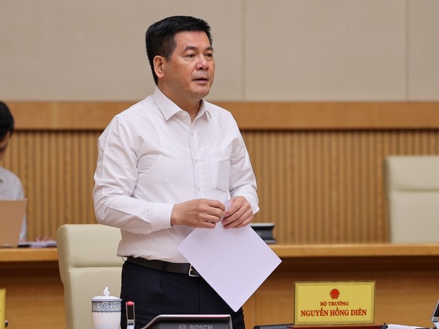 Bộ trưởng Công Thương Nguyễn Hồng Diên phát biểu tại phiên họp. Ảnh: Nhật Bắc